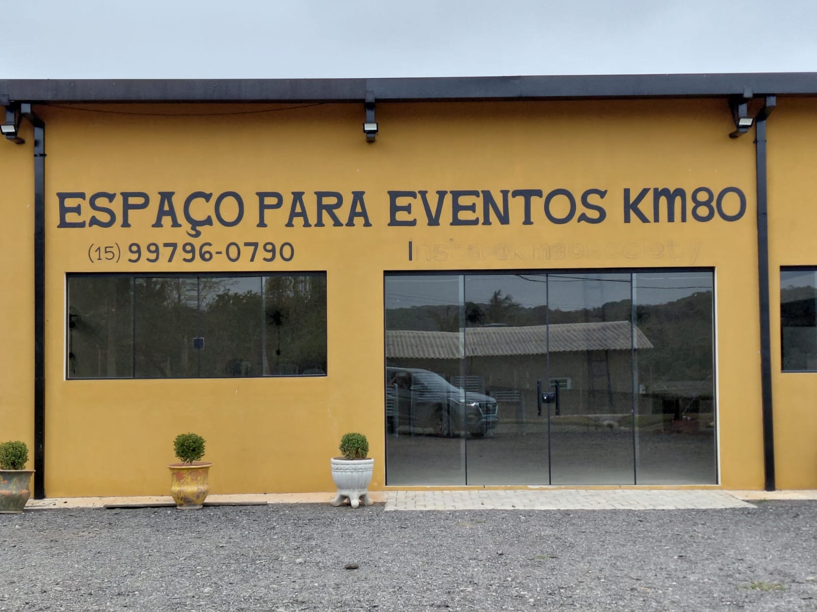 Fachada do Espaço para Eventos KM80
